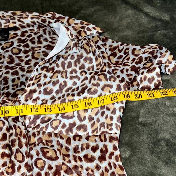 BCBG Max Azria Blouse Top Women's Medium Leopard Print Short Sleeve Button-Up - Picture 4 of 7